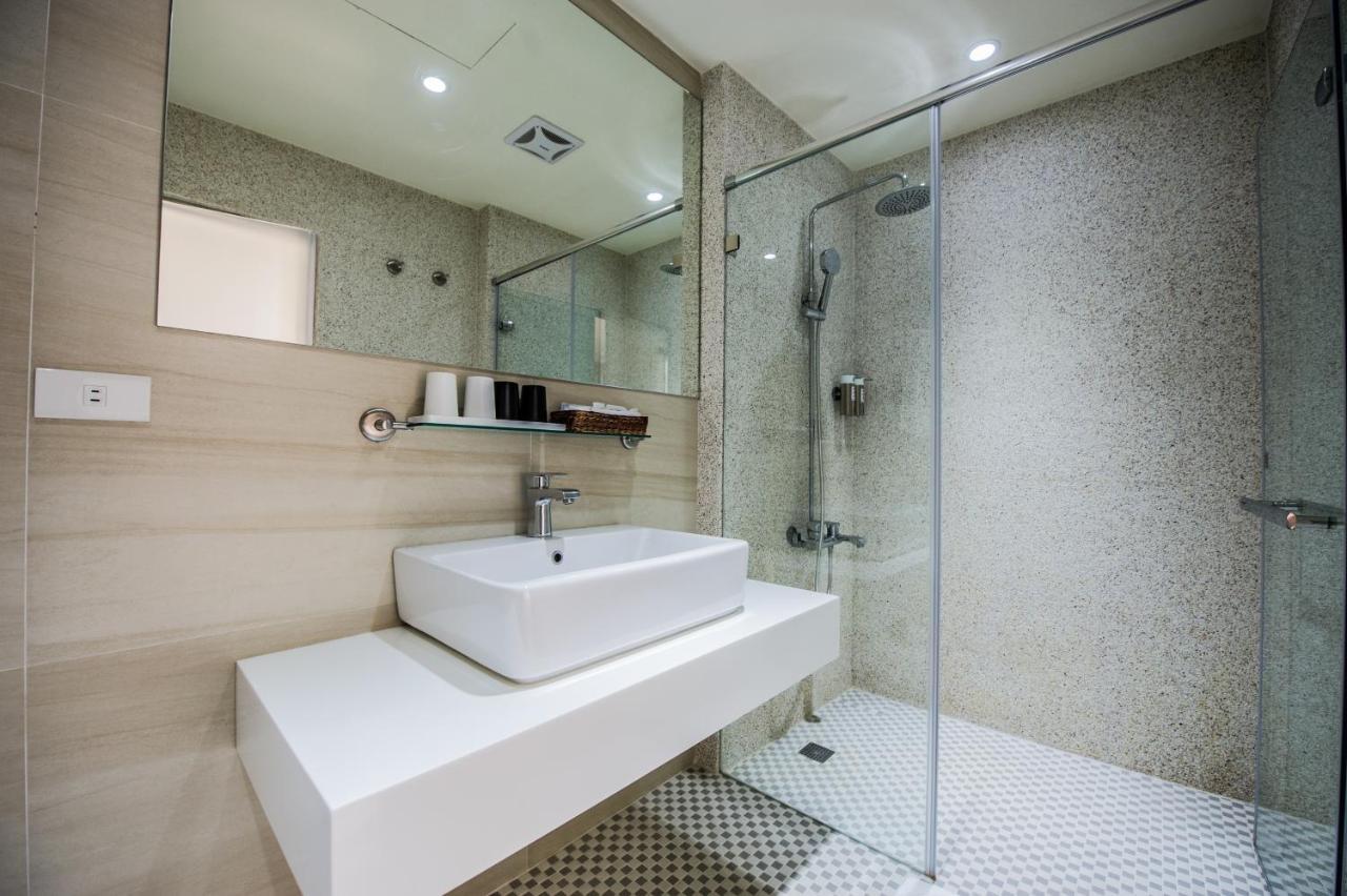 Red Hotel Юенлин Екстериор снимка