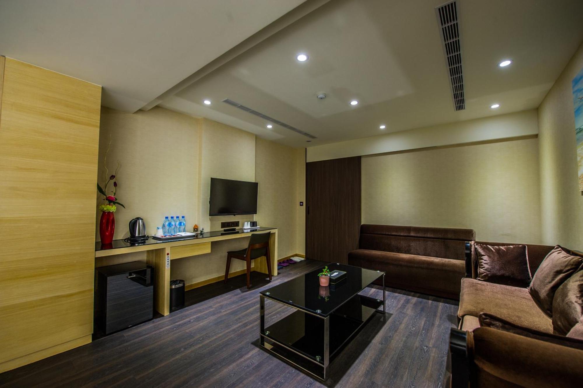 Red Hotel Юенлин Екстериор снимка