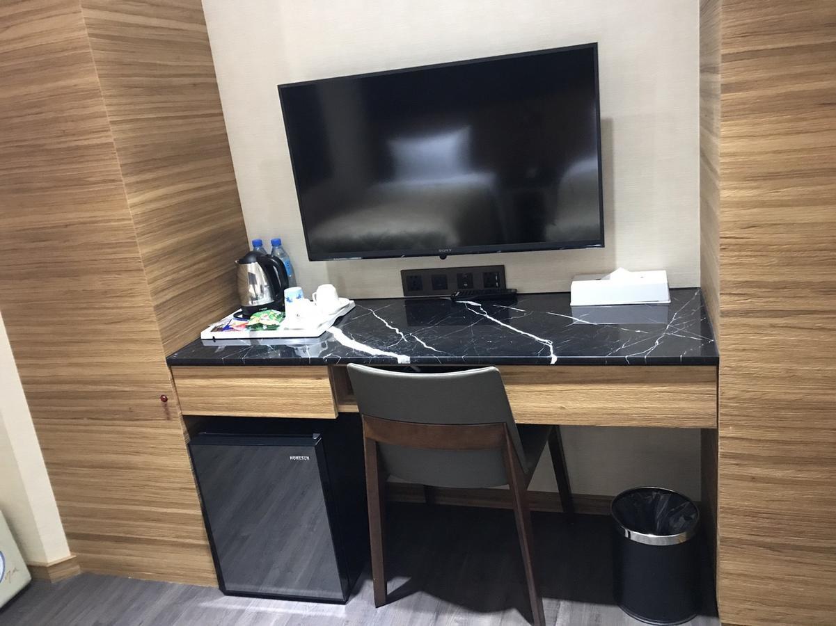 Red Hotel Юенлин Екстериор снимка