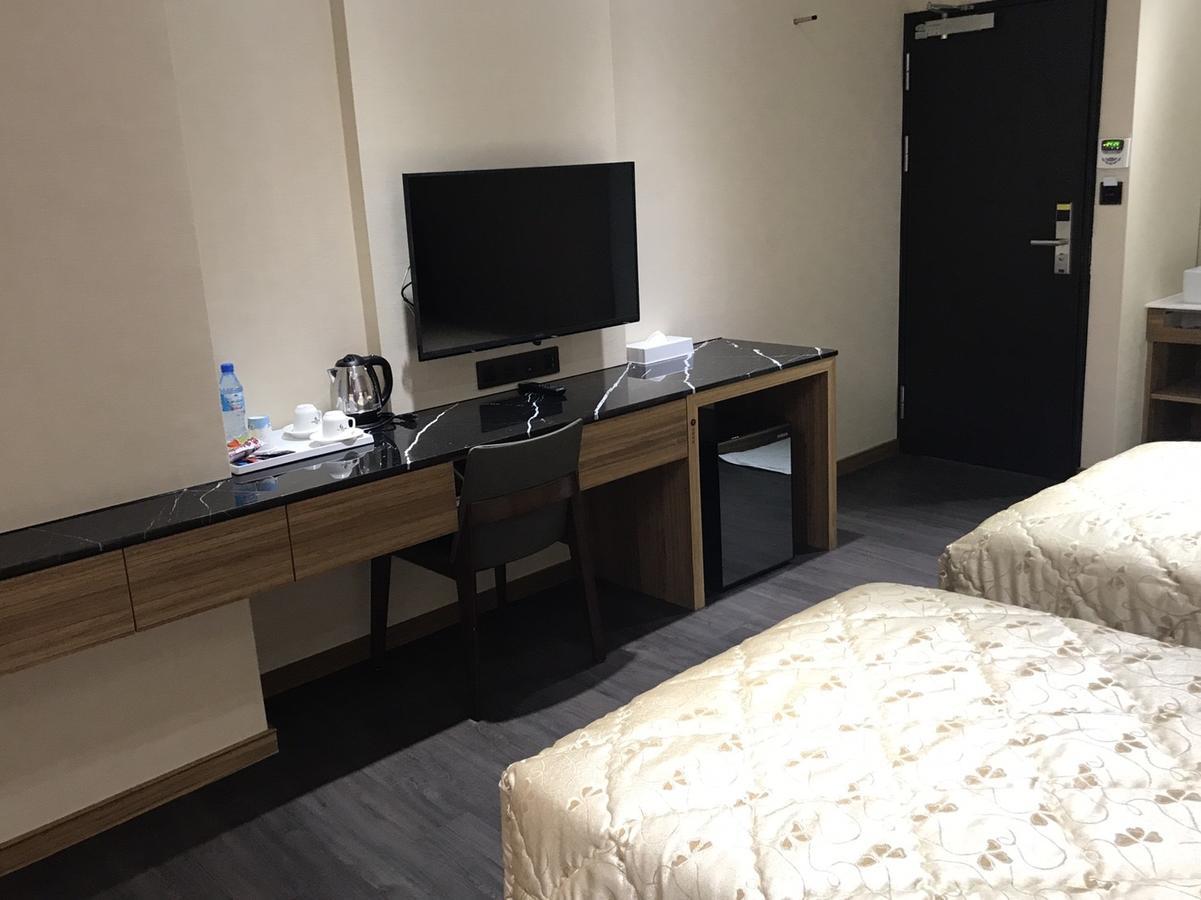 Red Hotel Юенлин Екстериор снимка